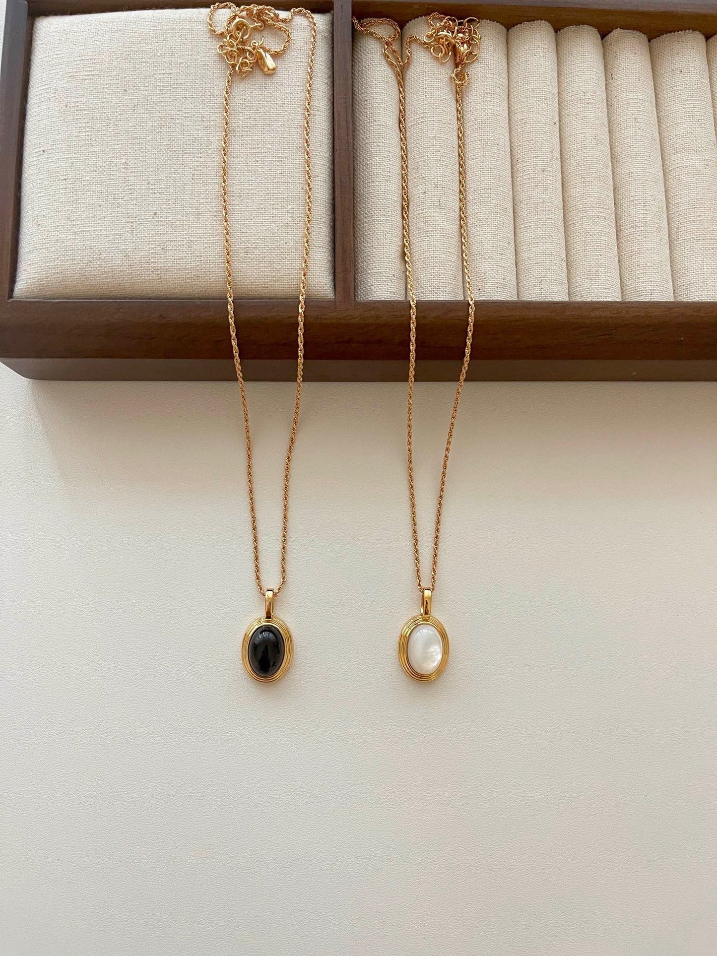 Black Agate Stone / Natural silver shell Vintage Necklace